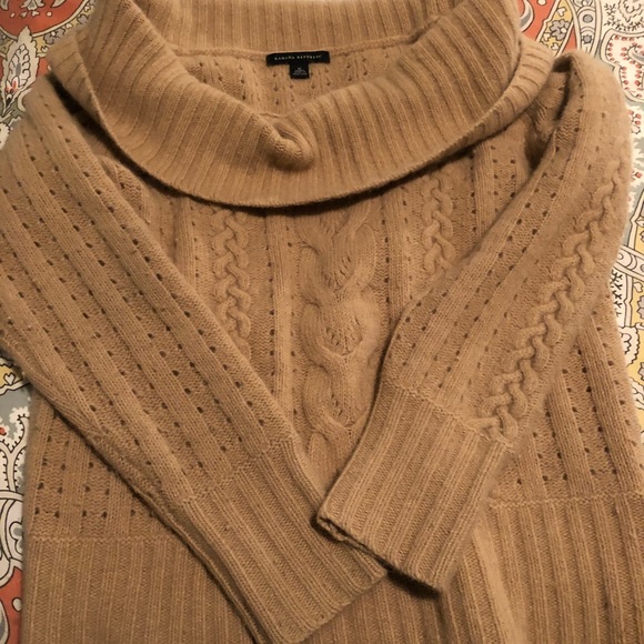 Banana Republic camel colored sweater, size medium - Picture 2 of 2